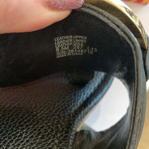 Tory Burch Amanda Flat Thong in Tumbled Black Leather - Picture 9 of 10